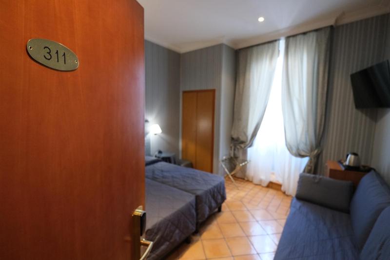 Economy Double Room image 3