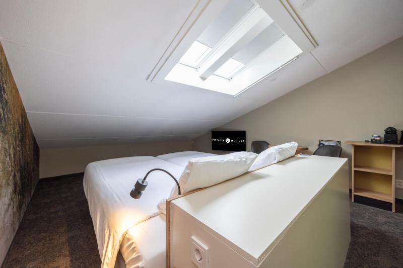 Small Twin Room image 3