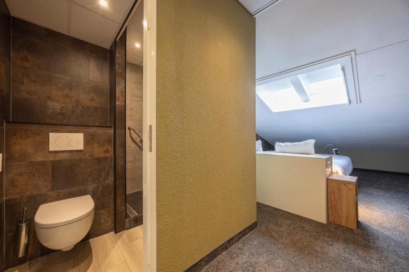 Small Twin Room image 4