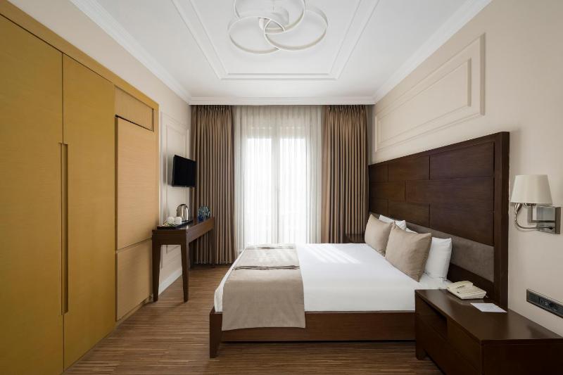 Deluxe Double Room with Sea View image 4