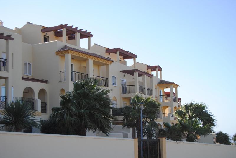 Apartamento con Piscina - image 1