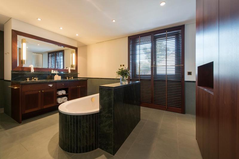 Superior Suite with Lake View image 2