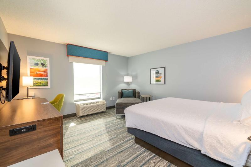 King Room with King Bed - Non-Smoking image 4