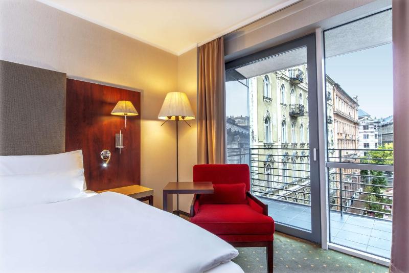 Standard Twin Room with Balcony image 4
