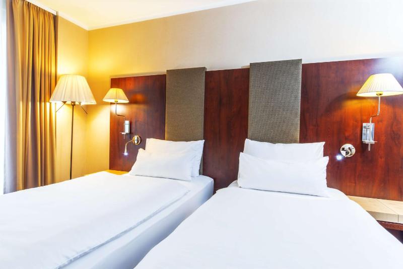 Standard Twin Room image 3