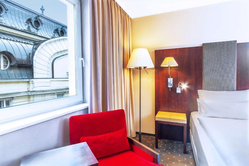 Standard Twin Room with extra bed (2 adults + 1 child) image 2