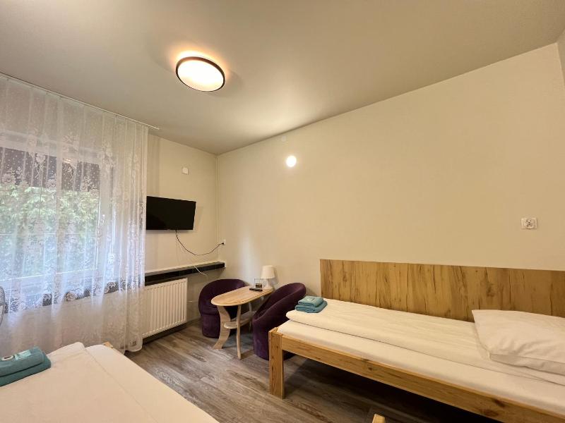 ETNA - Hostel -Noclegi Rzeszów 24 Pokoje -PARKING- - image 37