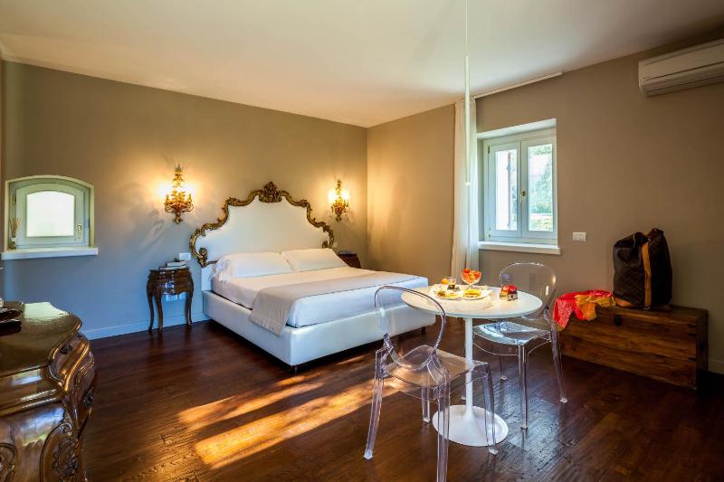 Superior Double Room with Garden and Lake View  image 4