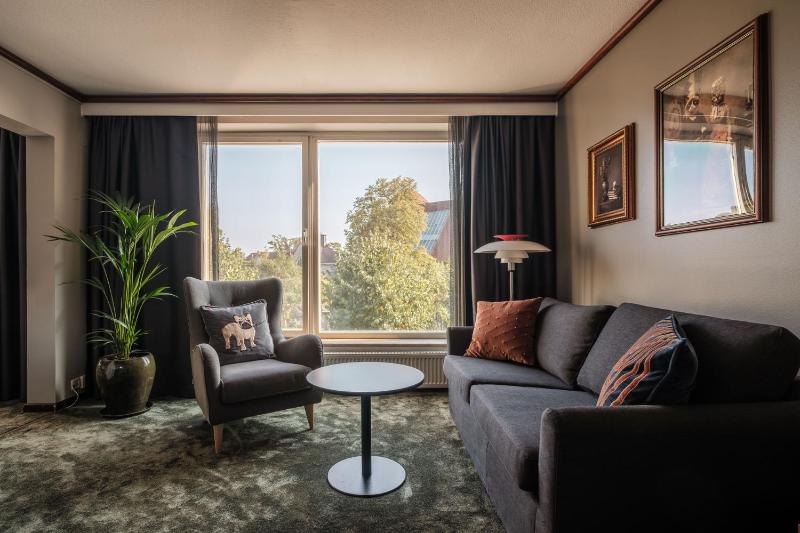 Family Room image 4