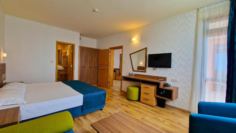 Double Room with Partial Sea View - First Floor image 3