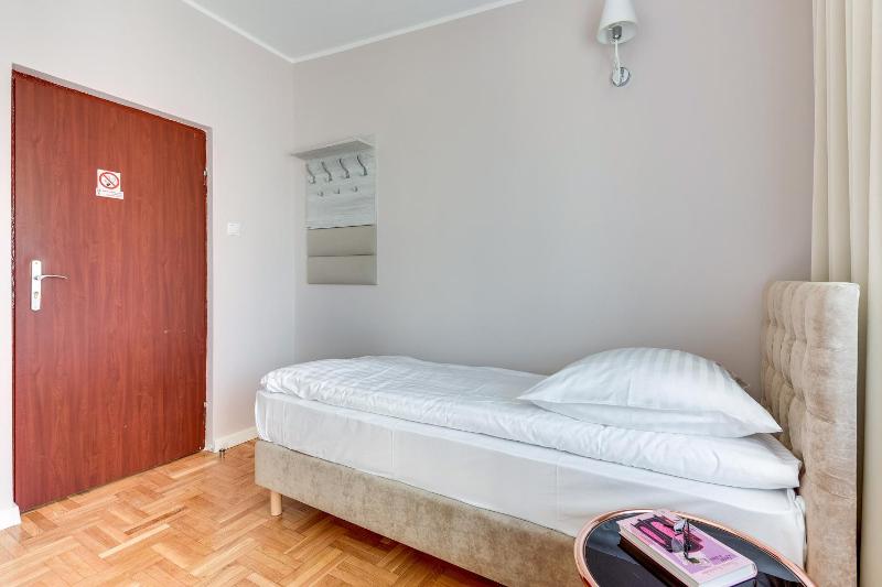 Twin Room with Shower image 4