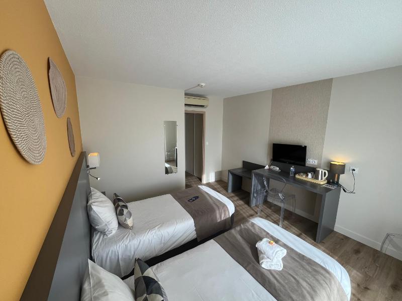 Superior Twin Room with Balcony image 1