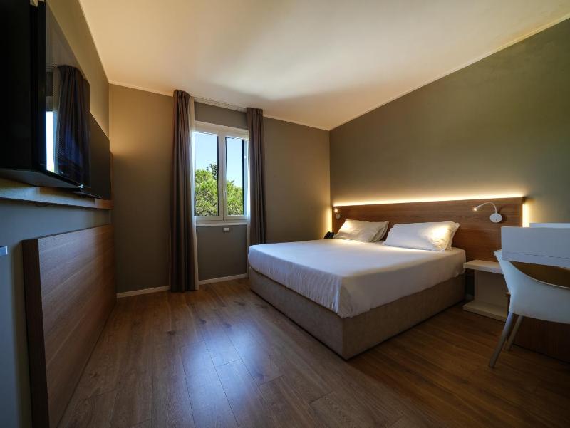 Double or Twin Room image 3