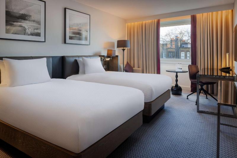 Superior Twin Room image 3
