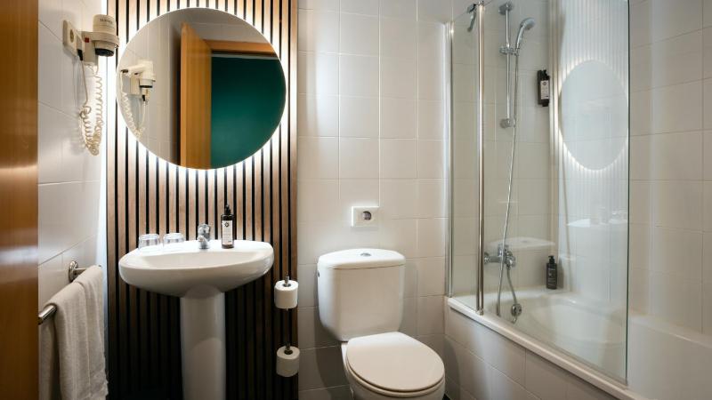 Standard Twin Room image 1