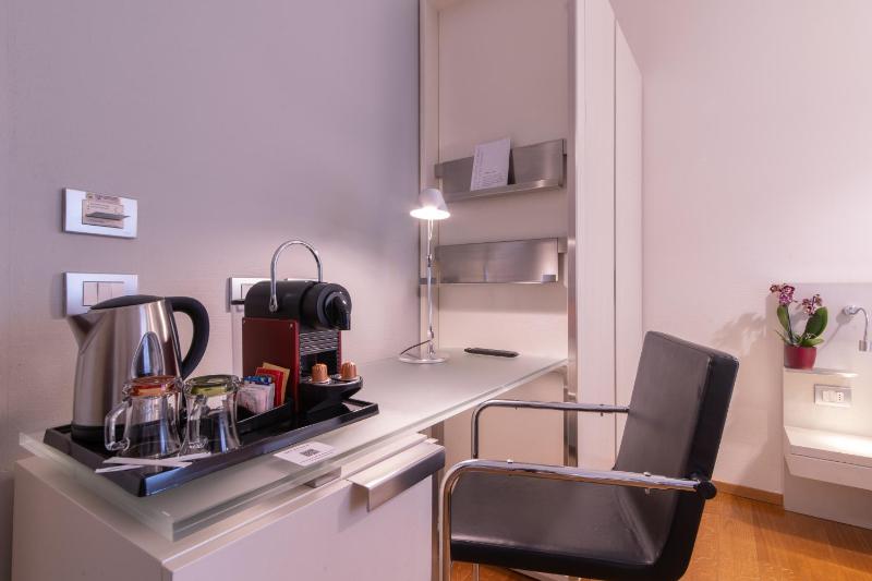 Superior Double Room with King Bed image 4