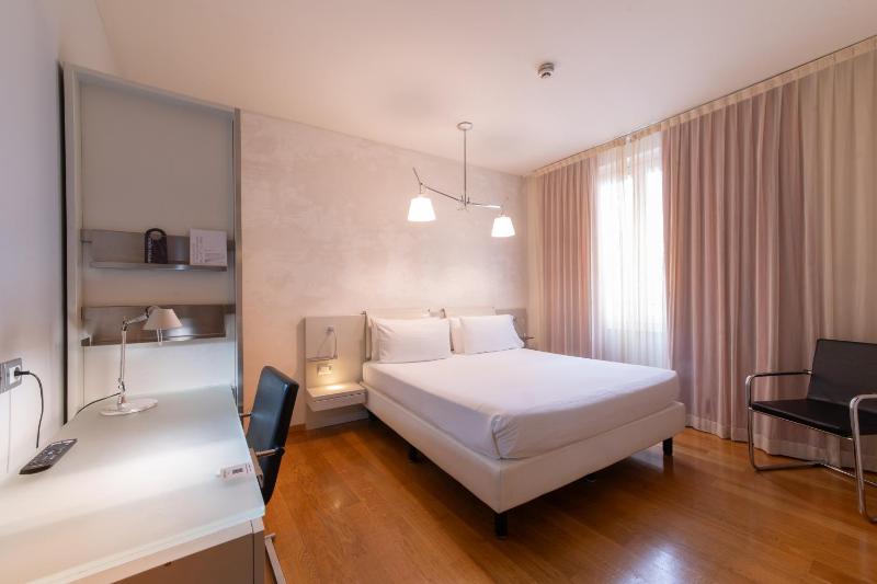 Classic Double Room with King Bed image 4