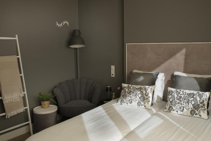 Double Room image 3