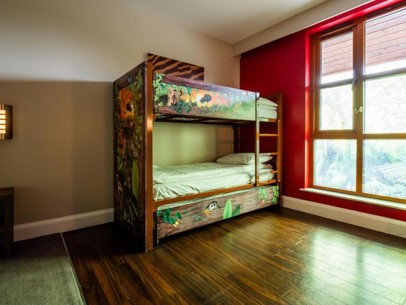 Safari King Family Room image 2
