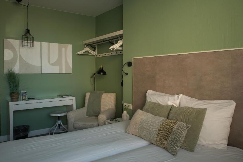 Standard Family Room image 3