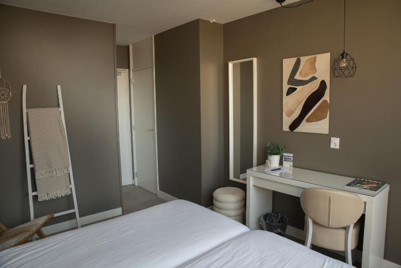 Double Room with Balcony and Frontside image 4