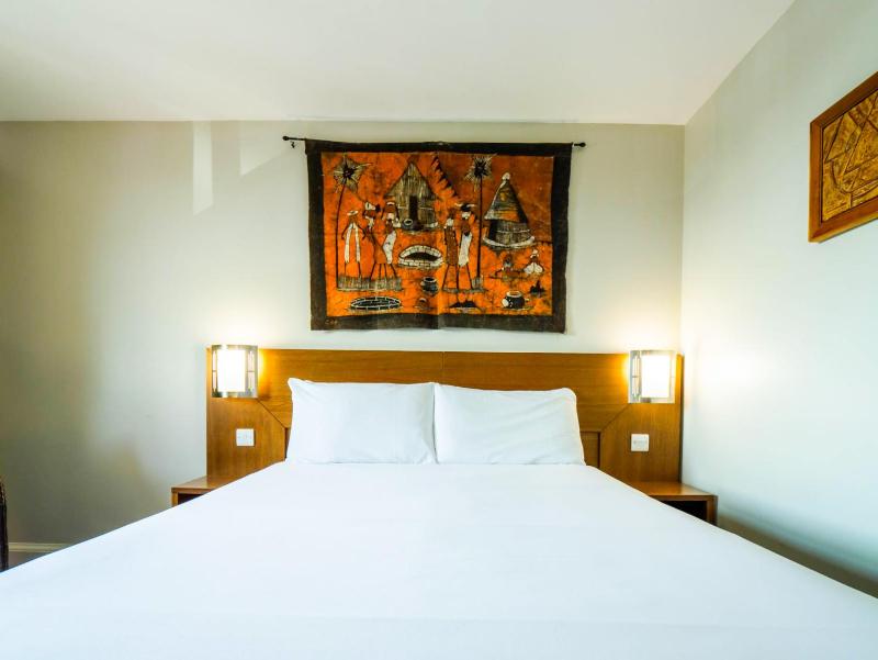 Safari Family Room image 2