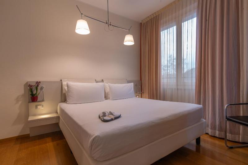 Superior Double Room with King Bed image 3