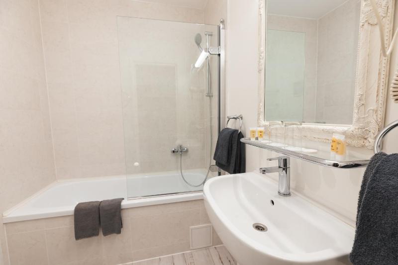 Economy Double Room image 3