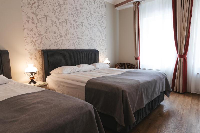 Family Room (2 Adults + 1 Child) image 3