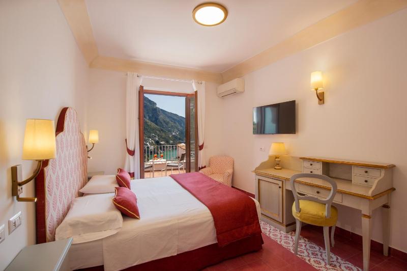 Superior Double or Twin Room with Sea View image 4