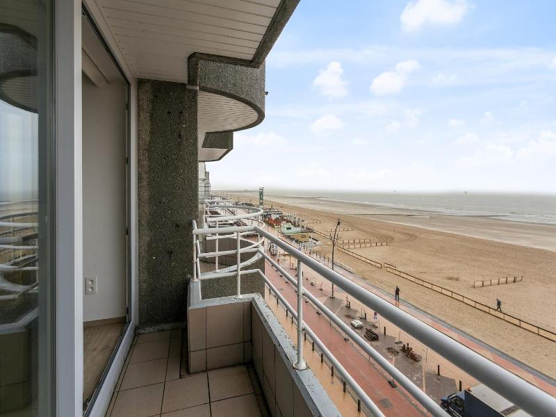 Apartment in Blankenberge with Sea Views - image 9
