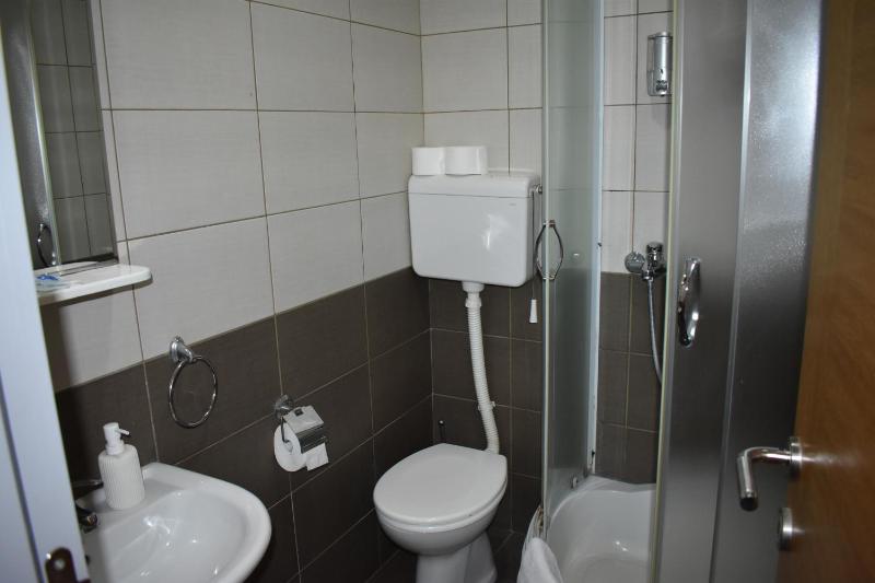 Twin Room image 4