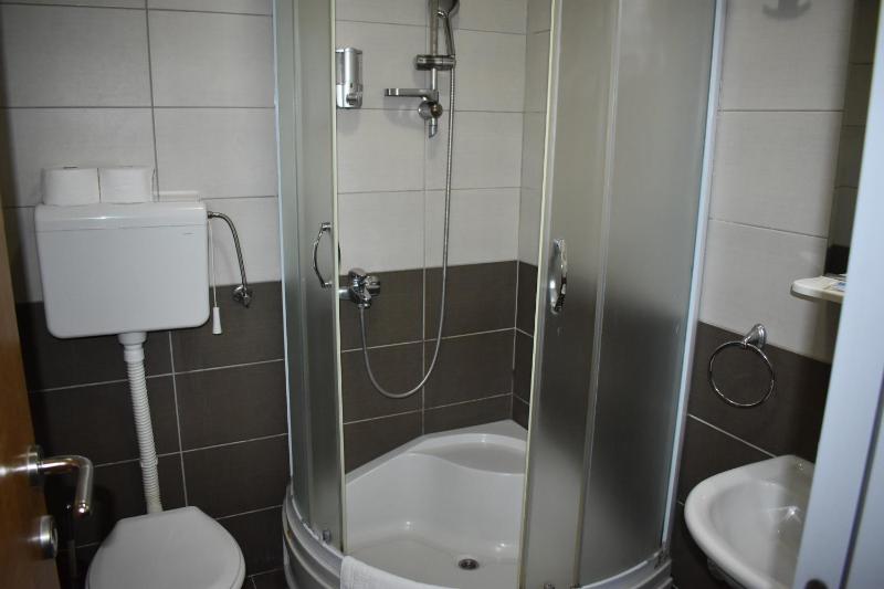 Twin Room image 2