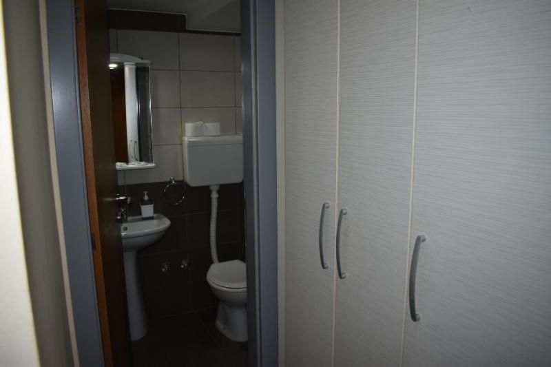 Economy Triple Room image 3