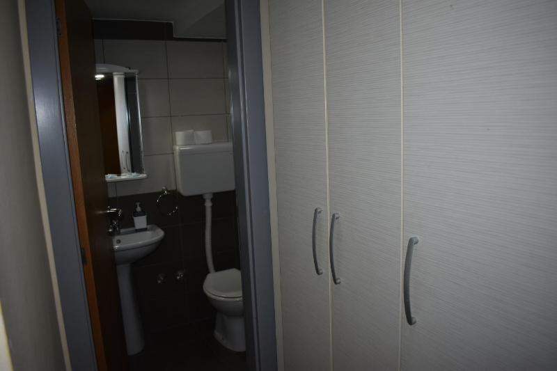 Economy Triple Room image 4