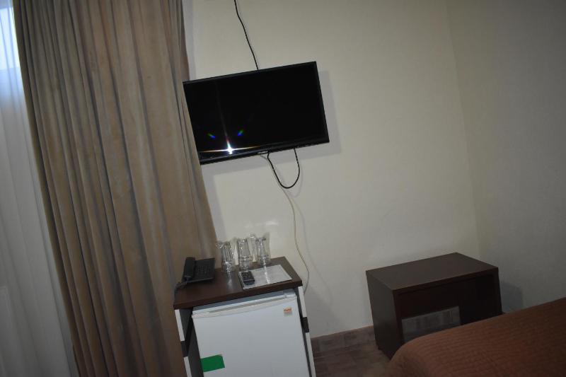 Economy Triple Room image 2