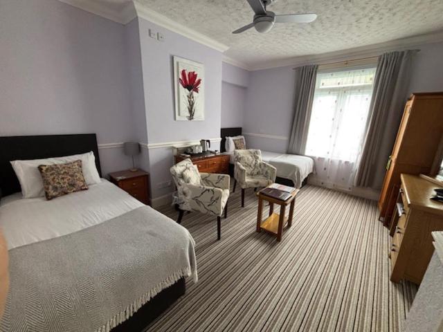 Standard Twin Room image 3
