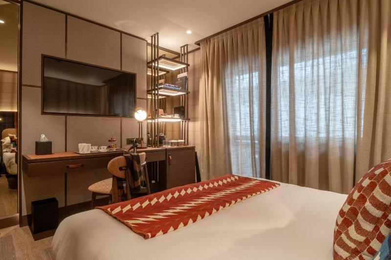 Standard Double Room image 4