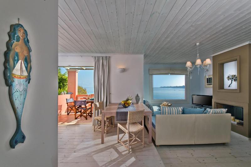 Deluxe Beachfront View Suite image 1