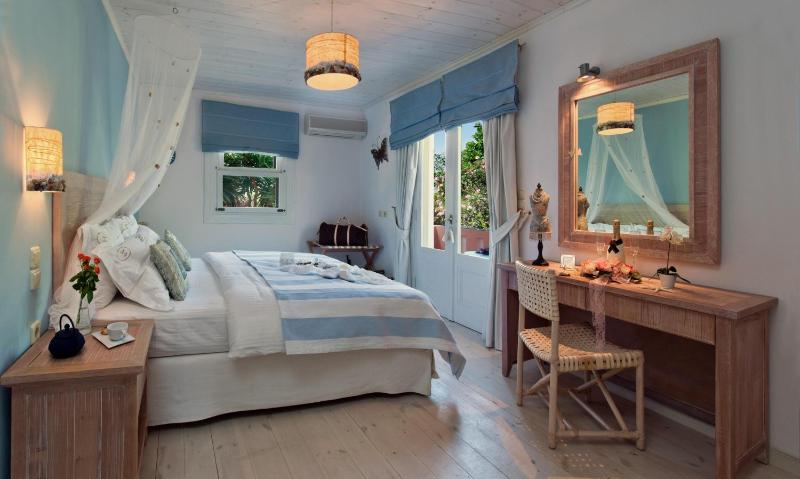 Deluxe Beachfront View Suite image 4