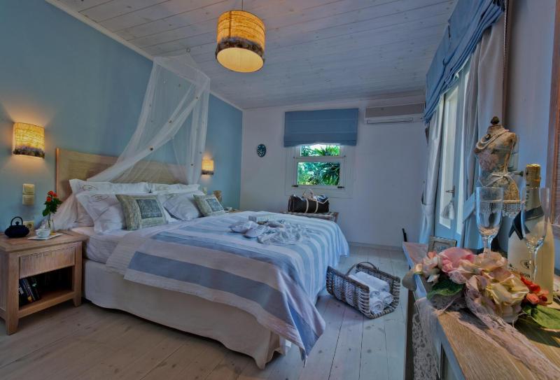 Deluxe Beachfront View Suite image 3