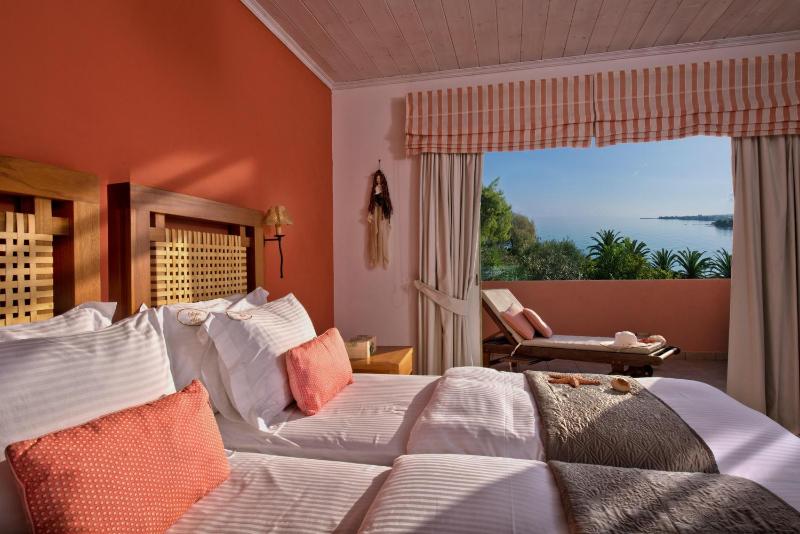 Deluxe Two-Bedroom Beachfront View Suite image 4