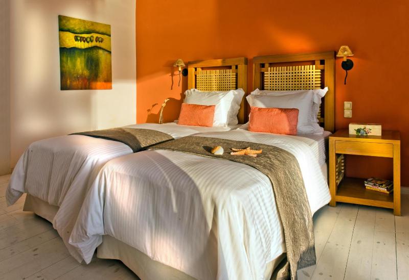 Deluxe Two-Bedroom Beachfront View Suite image 2