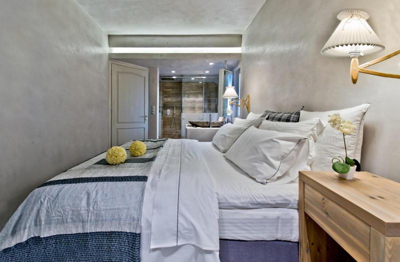 Executive Two-Bedroom Beachfront View Suite  image 1