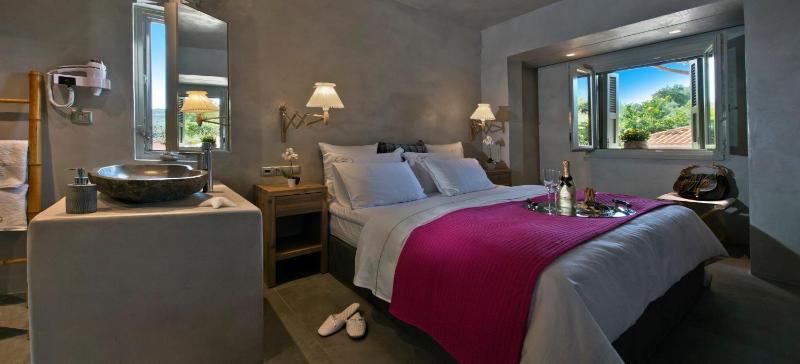 Executive Two-Bedroom Beachfront View Suite  image 4
