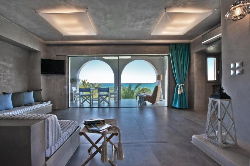 Executive Two-Bedroom Beachfront View Suite  image 3