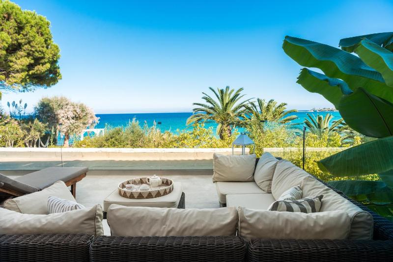 Three-Bedroom Beachfront View Suite image 4