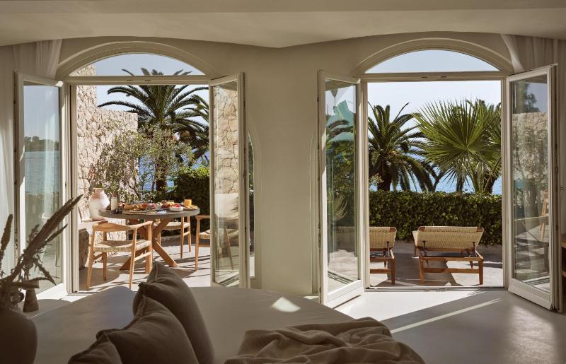 Executive Beachfront View Suite image 4