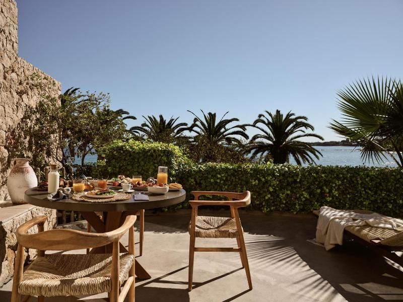 Executive Beachfront View Suite image 3