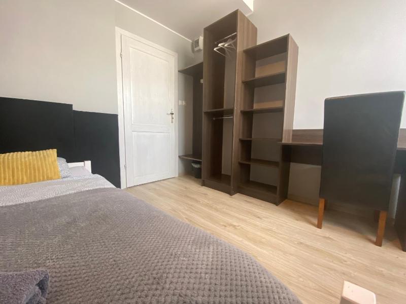 Single Room with Shared Bathroom image 4